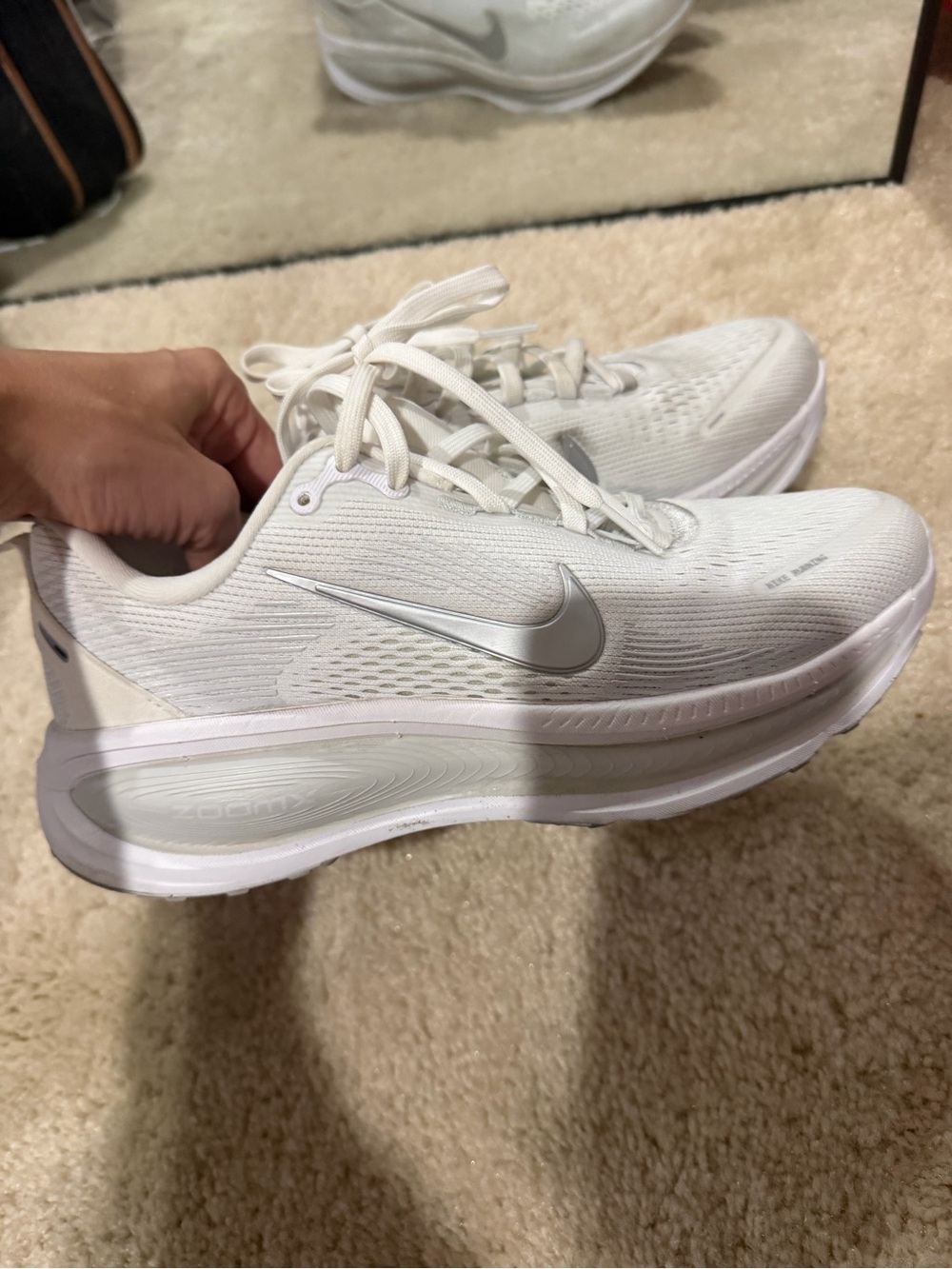 Nike Women's White Athletic Running Shoes with Silver Swoosh - Picture 2 of 4